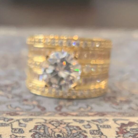 Beautiful size 7 ring with large center stone and rounds a baguettes beside - Picture 3 of 5